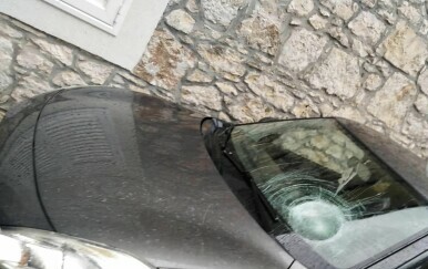 Načelnici Vele Luke Katarini Gugić razbijeno vjetrobransko staklo - 1