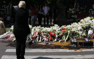 Poruke, cvijeće i svijeće ispred škole za ljude ubijene u beogradskoj školi
