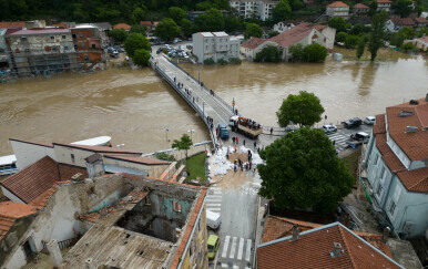 Zračne snimke poplavljenog grada zbog izlijevanja rijeke Zrmanje