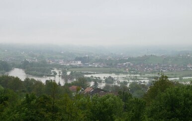 Zbog jakih oborina rijeka Una se izlila iz korita i poplavila - 8