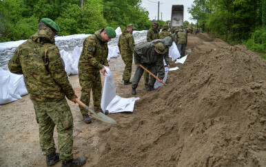 Vojnici angažirani na poplavama