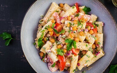 Hladna salata od tjestenine i povrća