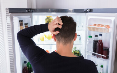 Muškarac ne zna čime iz hladnjaka utažiti glad