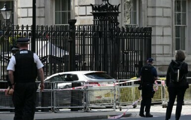 Automobilom se zabio u ogradu rezidencije britanskog premijera - 2