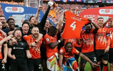 Jogador do Luton Town perde sentidos em jogo na luta pela subida à Premier  League: estádio aplaude-o de pé à saída - Vídeos - Jornal Record