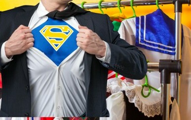 Kostimi i čovjek u odjelu s kostimom Supermana