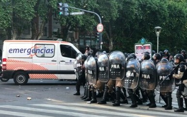 Hitna pomoć i policija u Buenos Airesu tijekom navijačkih nereda