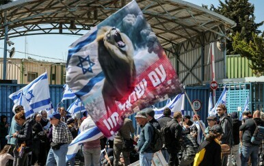 Prosvjed Izraelaca ispred zgrade UNRWA-e u Jeruzalemu