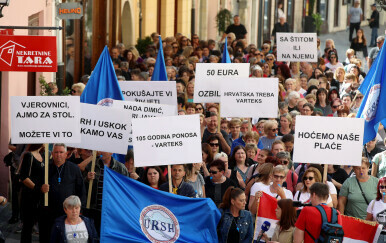 Radnici tvrtke Varteks prosvjednom šetnjom od tvornice do središnjeg trga izrazili su nezadovoljstvo neisplatom plaća