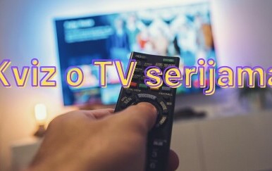 Ruka s daljinskim upravljačem uperenim u televiziju