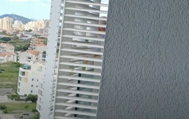 Joško Svaguša puši na balkonu
