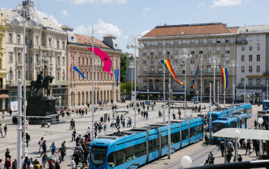 Zagreb pride zastave po zagrebačkim trgovima