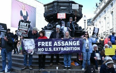 Podrška Assangeu na Trgu Piccadilly u Londonu