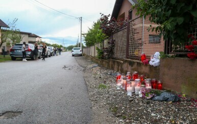 Mještani pale svijeće za poginulu djevojčicu u Dugom Selu - 2