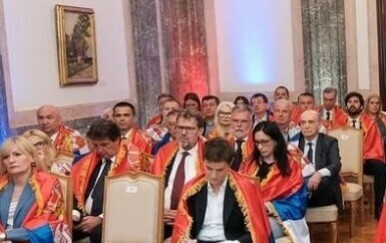 Tomislav Žigmanov obavijen srpskom zastavom