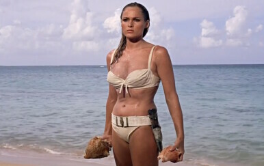 Ursula Andress kao Honey Rider