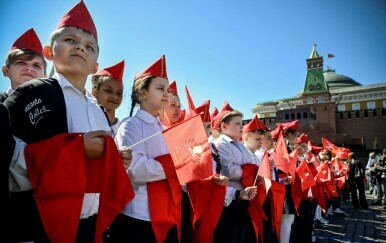 Ruska djeca na ceremoniji primanja u organizaciju pionira