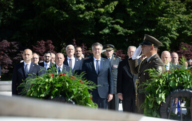 Položeni vijenci na vukovarskom Memorijalnom groblju