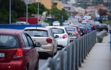 HAK: Kod Zagreba kolona 10 kilometara, duga čekanja na granicama