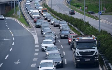 HAK: Kod Zagreba kolona 10 kilometara, duga čekanja na granicama
