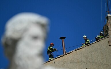 U Vatikanu postavljen dimnjak u koji će gledati cijeli svijet