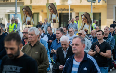Molitelji klečali u centru Zagreba, stigli i kontraprosvjednici