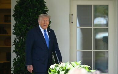 Bijela kuća objavila fotografiju Donalda Trumpa kao pape