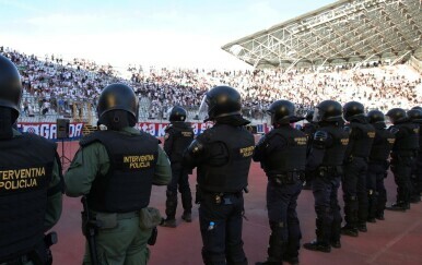 Lakše ozlijeđeno 16 policajaca nakon utakmice Hajduk-Dinamo