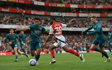 Tyler Adams i Raheem Sterlingduring