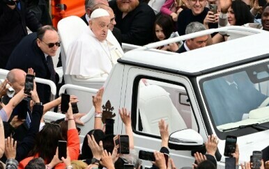 Papa Franjo traži da se njegov papamobil pretvori u zdravstvenu kliniku za djecu Gaze