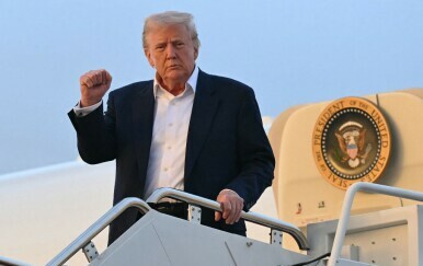 Američki biskup zahtijeva da se Trump ispriča zbog prikaza sebe kao pape