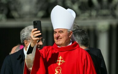 Kardinal s pametnim telefonom