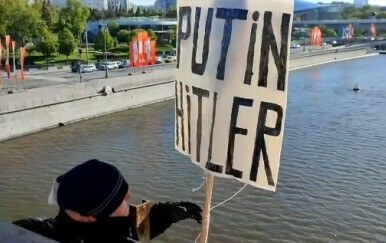 Prosvjed u Moskvi: Muškarac se bacio u rijeku držeći natpis "Putin=Hitler"