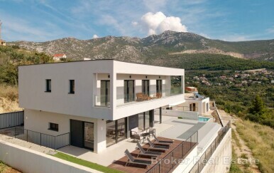 Na Bijelom Jaju prodaje se kompletno namještena vila na Klisu s pogledom na more