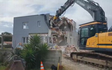 Bageri Državnog inspektorata krenuli su u akciju u Istri, ruše bespravno sagrađene objekte