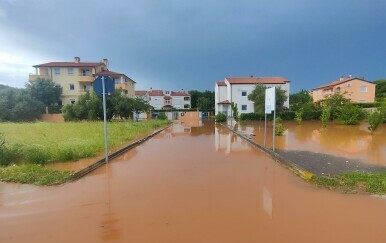 Snažno nevrijeme u Istri, Medulin potopljen: Izdano upozorenje stanovnicima