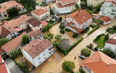 Snažno nevrijeme praćeno kišom i tučom zahvatilo jug Istre