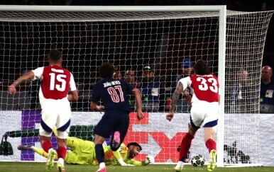 David Raya brani kazneni udarac PSG-u