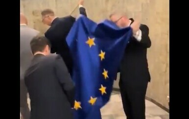 VIDEO Poljski europarlamentarac poludio: Pogledajte što je napravio sa zastavom Europske unije