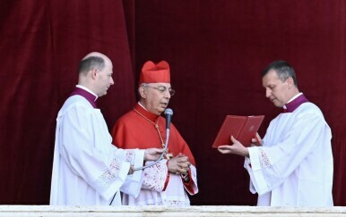 Francuski kardinal protođakon Dominique Mamberti objavljuje ime novog pape