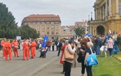 Prosvjed učitelja i profesora na Trgu bana Jelačića u Zagrebu