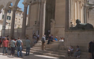 Američki turisti u Hrvatskoj dočekali bijeli dim: "Izgleda mi kao miran čovjek. Upravo nam to sada treba"
