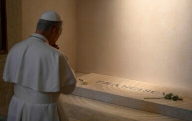 Novi papa Lav XIV. pomolio se na grobu svojeg prethodnika pape Franje.