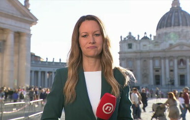 Uživo iz Vatikana, kako je izgledala prva papina nedjeljna molitva pred mnoštvom
