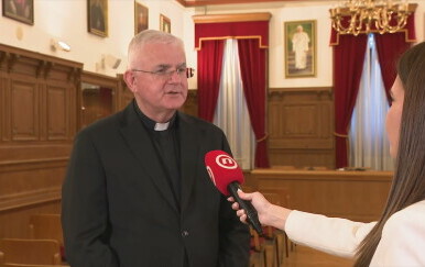 mons. Mate Uzinić, riječki nadbiskup i Valentina Baus, reporterka Dnevnika Nove TV