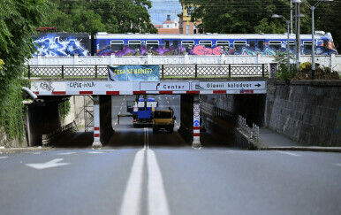 Autobus na kat zaglavio ispod podvožnjaka u Zagrebu
