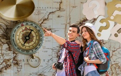 Turisti na putovanju na pozadini karte svijeta s kompasom