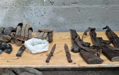 Ličanin policiji predao arsenal oružja: automatske puške, streljivo, noževi