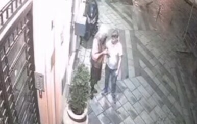 Nadzorna kamera snimila kako muškarac seksualno uznemirava stariju žeu