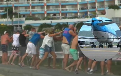 Pogledajte zašto nije pametno stajati blizu zrakoplova pri polijetanju. Turisti saznali na teži način
